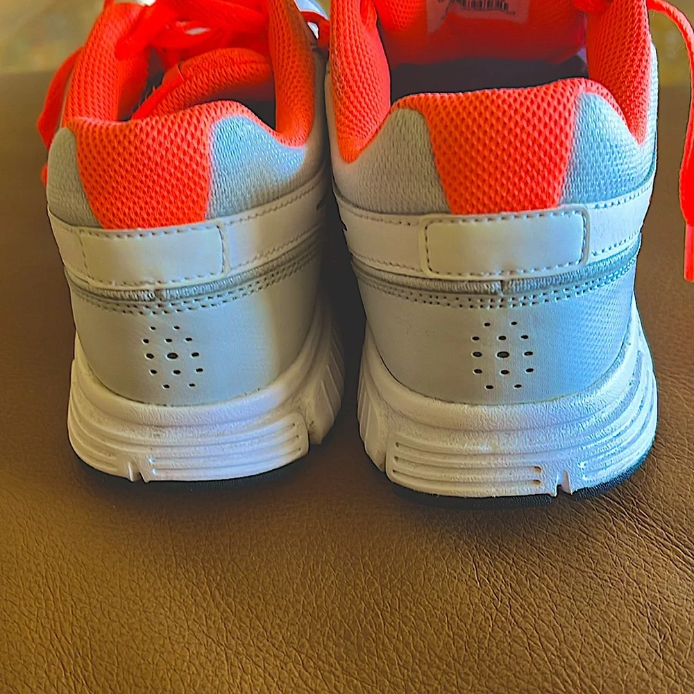 VTGExcellentConditionNike REVOLUTION Women8.ColorsCoral&White. HARDLY USED🌺🌼🌸 - Picture 5 of 8